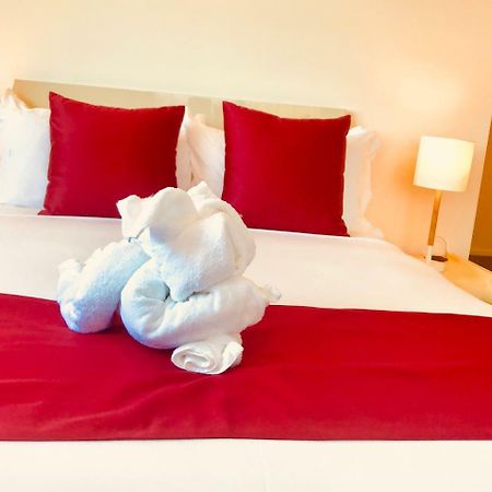 Bealey Plaza Motel Christchurch Eksteriør billede A bed with a red bed runner