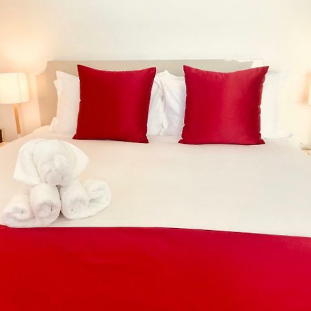 Bealey Plaza Motel Christchurch Eksteriør billede A bed with a red bed runner