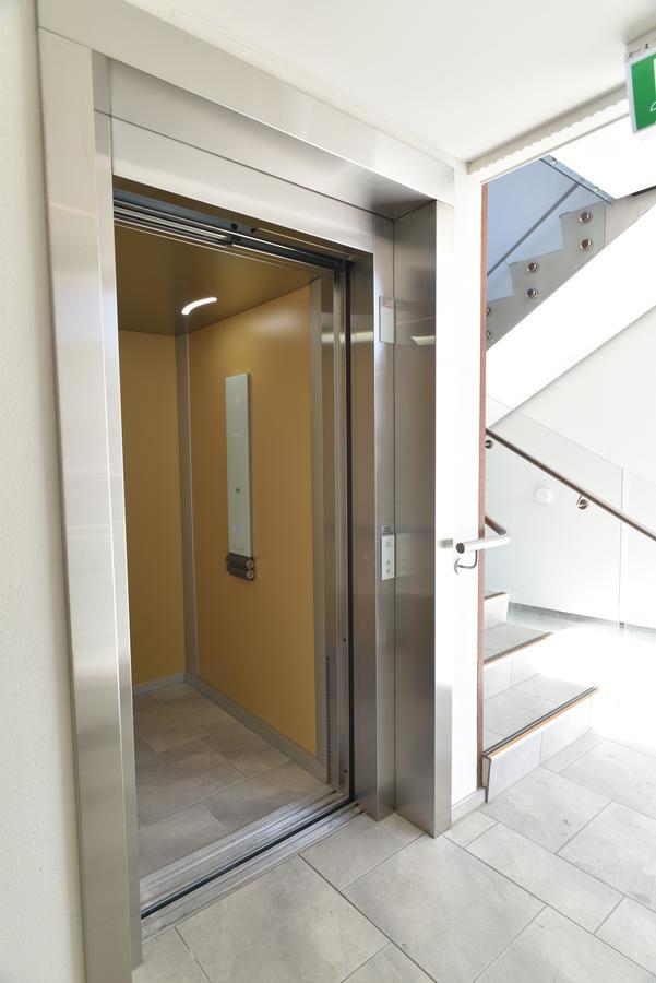 Bealey Plaza Motel Christchurch Eksteriør billede A door closing on a passenger elevator