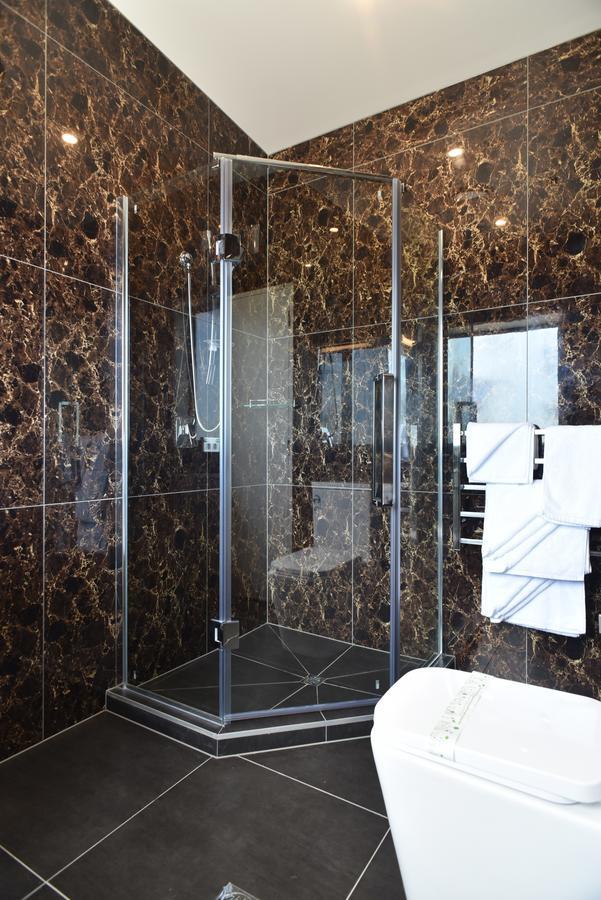 Bealey Plaza Motel Christchurch Eksteriør billede A shower cubicle