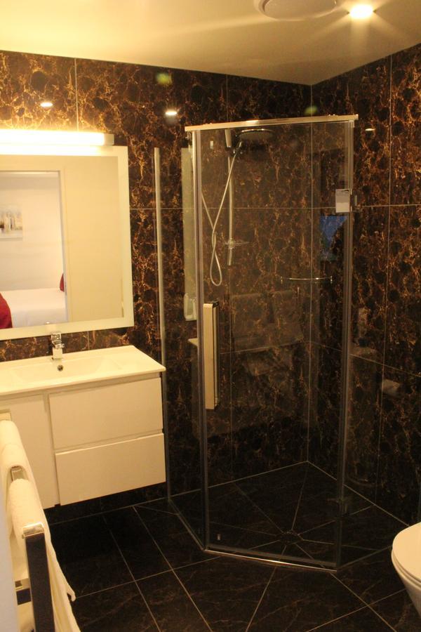 Bealey Plaza Motel Christchurch Eksteriør billede A shower enclosure