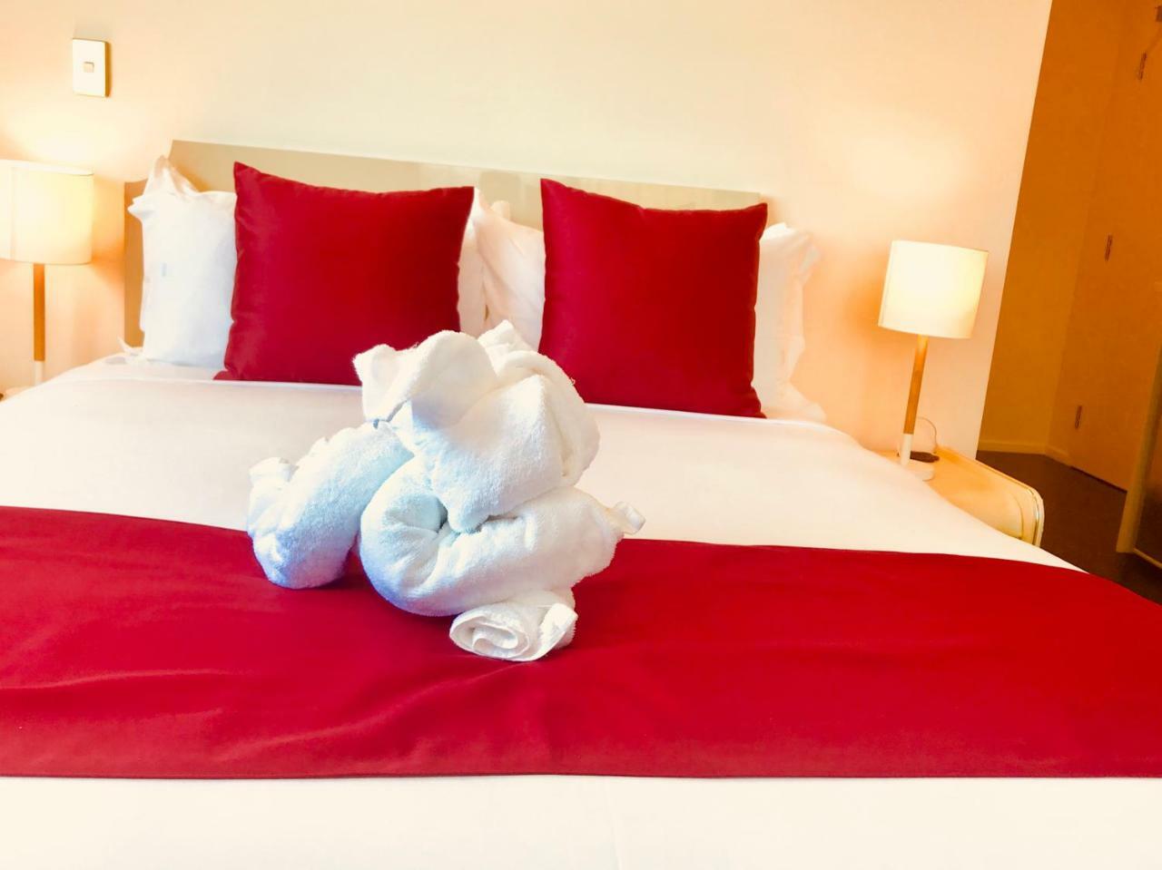 Bealey Plaza Motel Christchurch Eksteriør billede A bed with a red bed runner