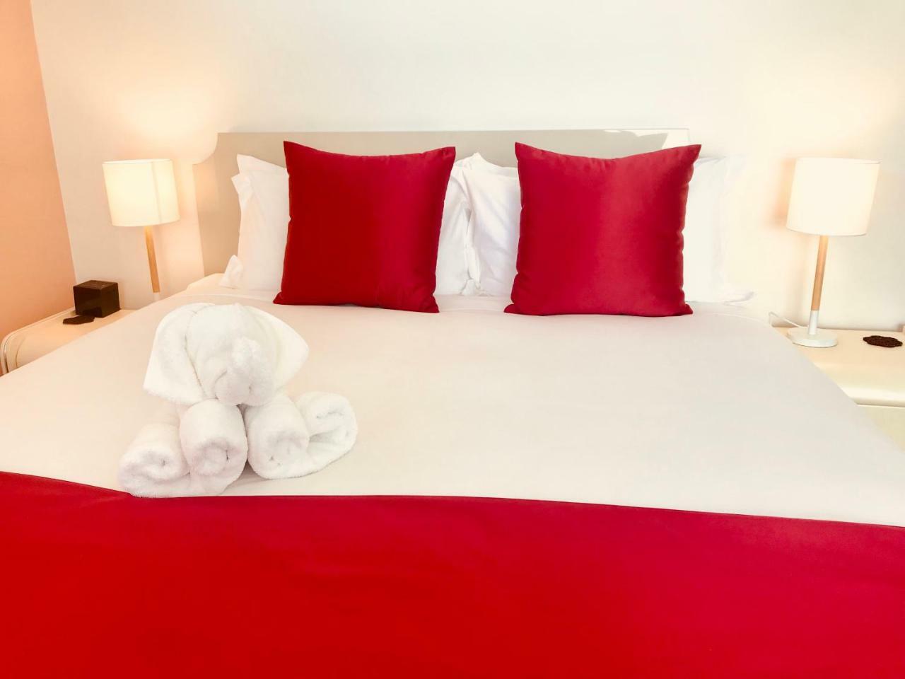 Bealey Plaza Motel Christchurch Eksteriør billede A bed with a red bed runner