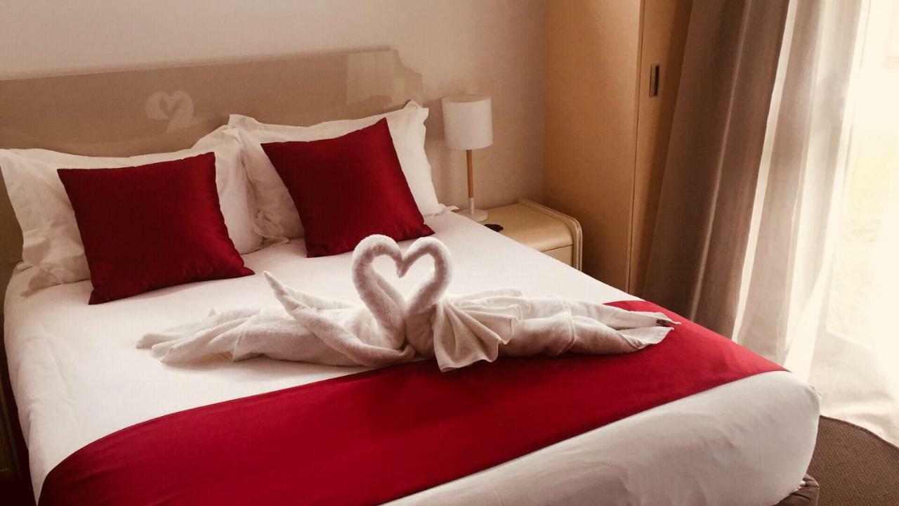 Bealey Plaza Motel Christchurch Eksteriør billede A bed with a heart-shaped towel