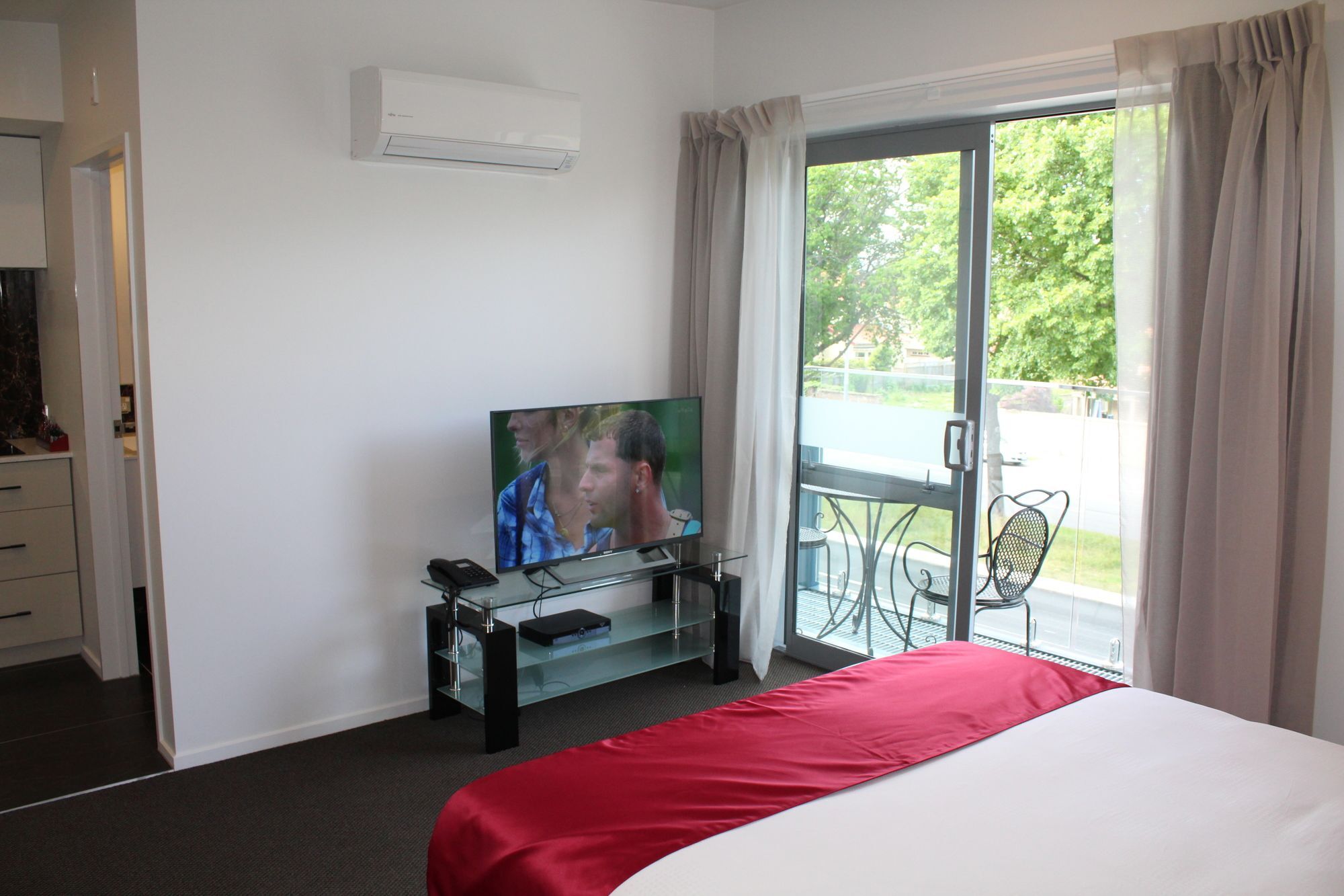 Bealey Plaza Motel Christchurch Eksteriør billede A television in a hotel room