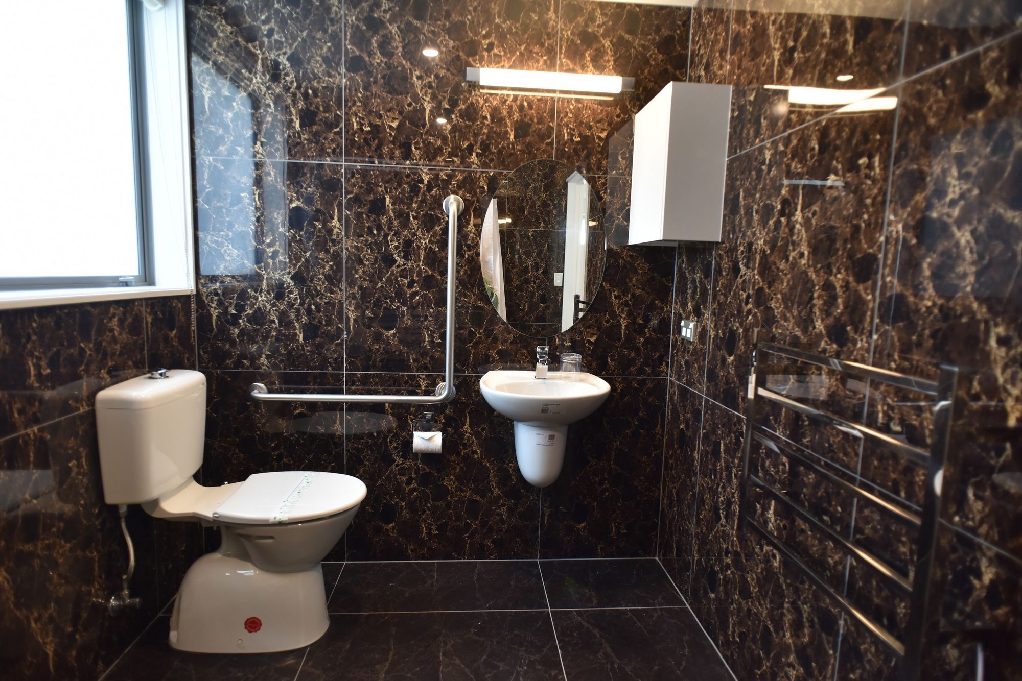 Bealey Plaza Motel Christchurch Eksteriør billede A disabled toilet with a disabled refuge alarm