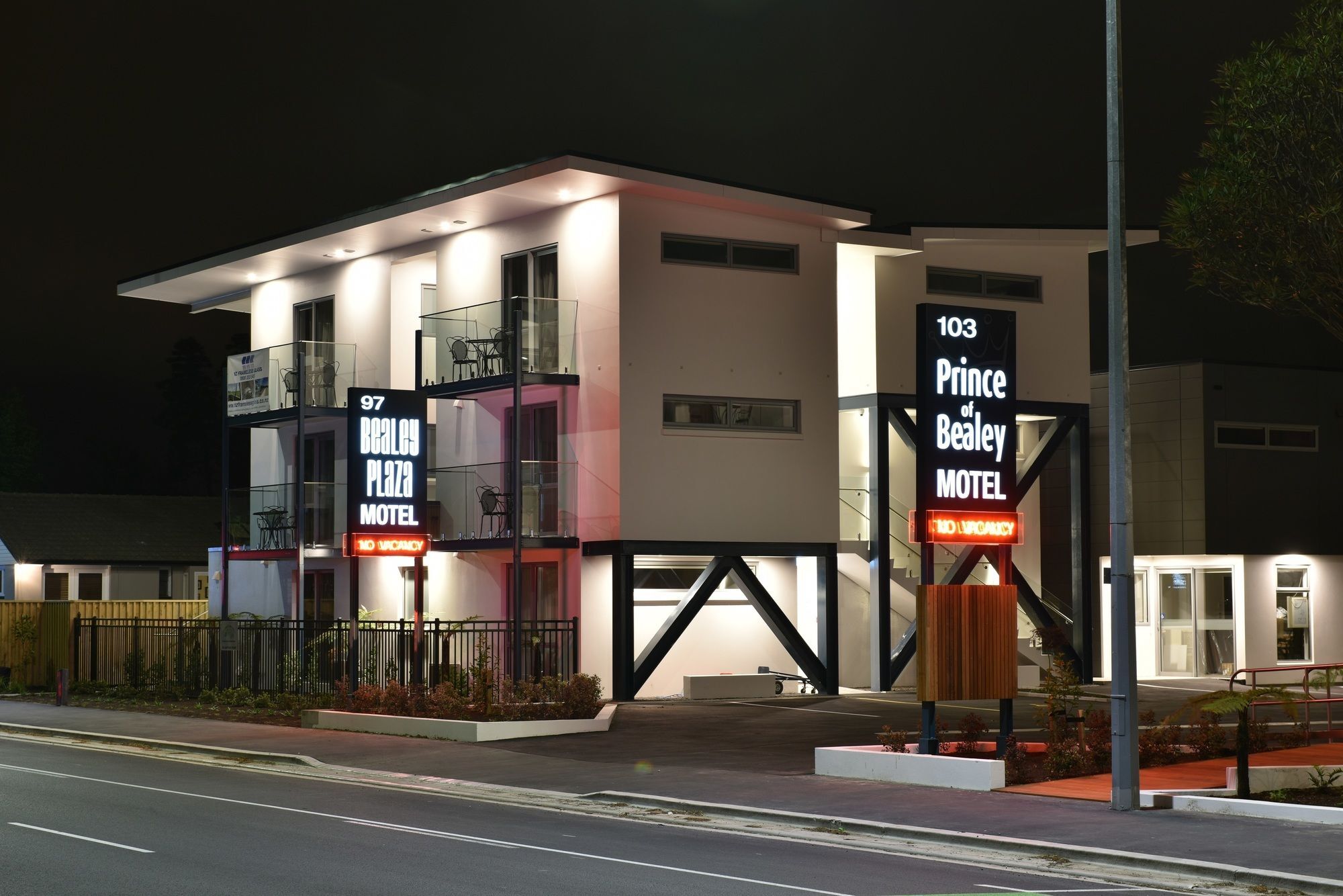 Bealey Plaza Motel Christchurch Eksteriør billede The motel at night