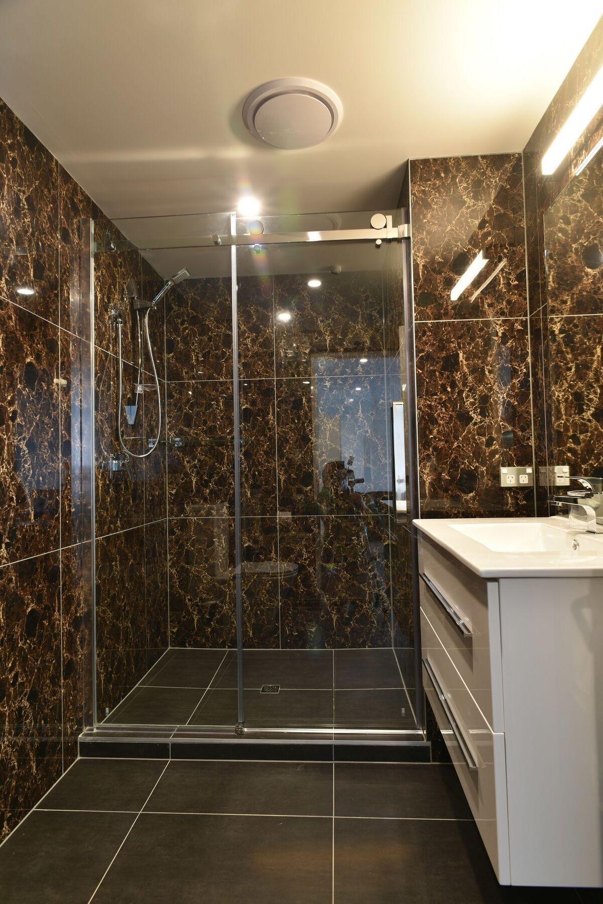 Bealey Plaza Motel Christchurch Eksteriør billede A shower enclosure