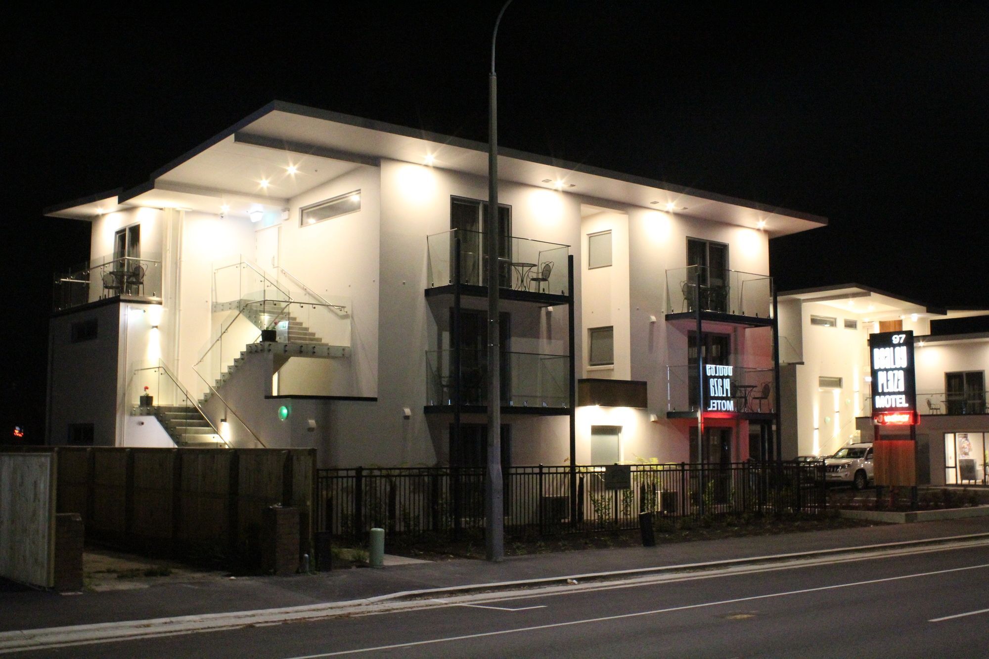 Bealey Plaza Motel Christchurch Eksteriør billede The station at night