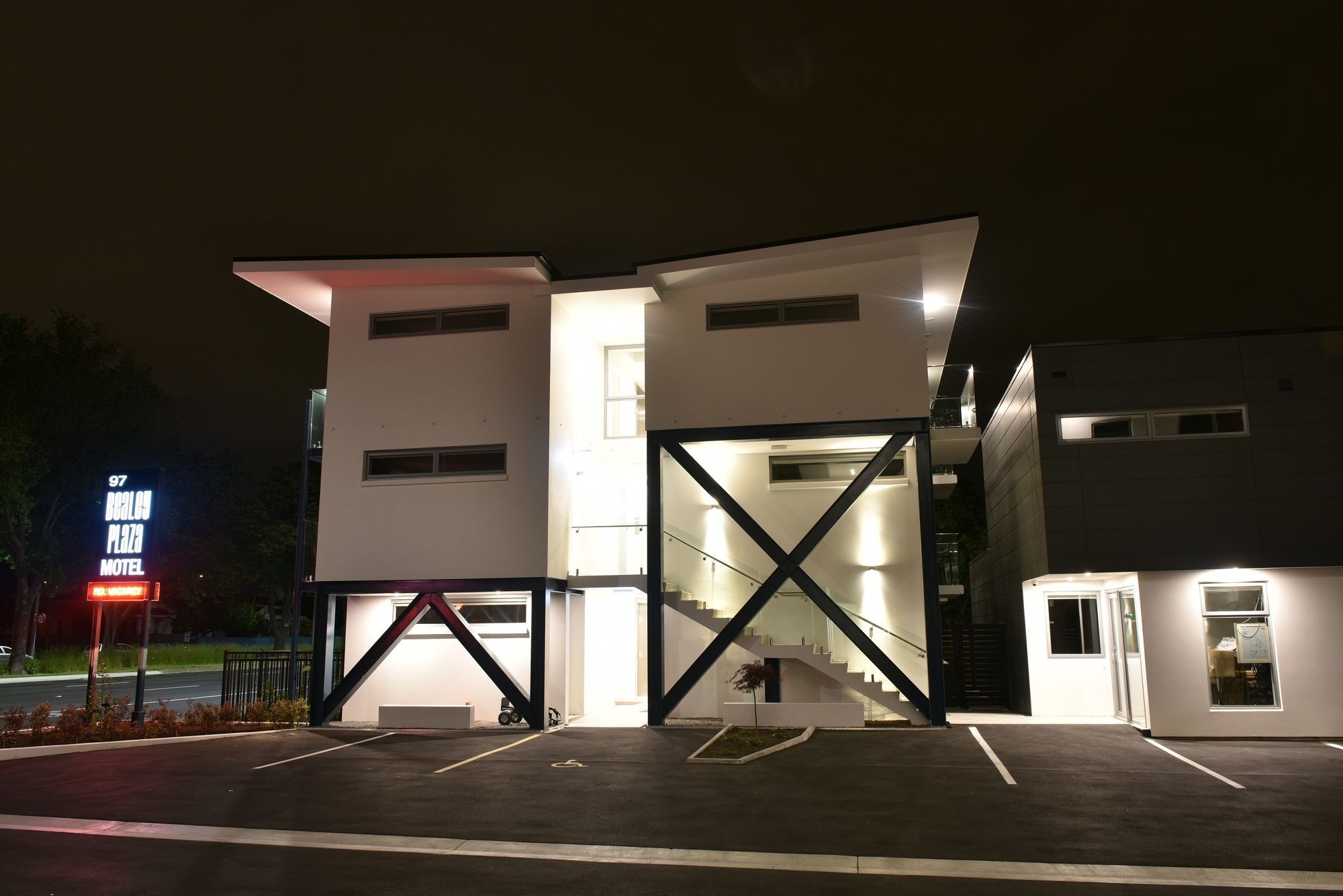 Bealey Plaza Motel Christchurch Eksteriør billede The hotel at night