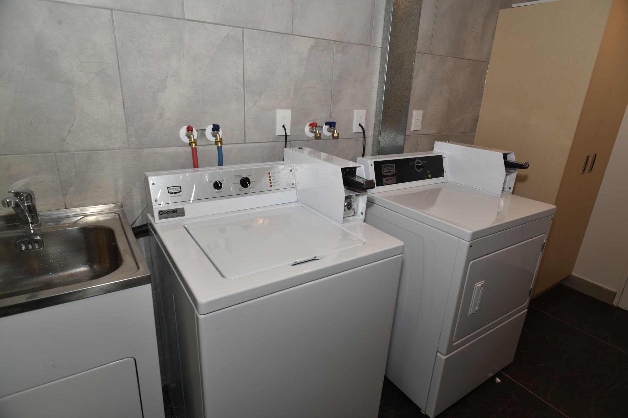 Bealey Plaza Motel Christchurch Eksteriør billede A washing machine and a dryer