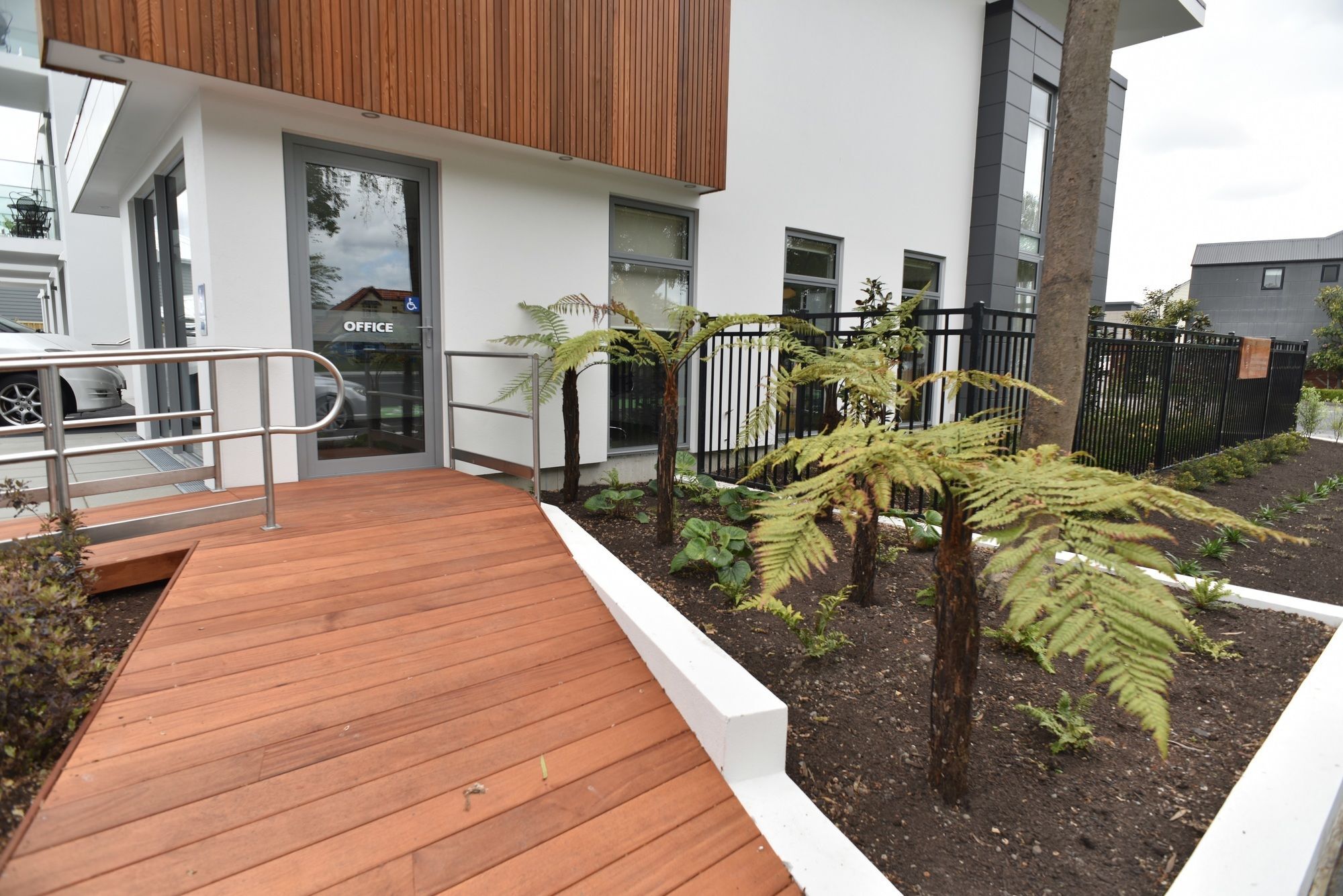 Bealey Plaza Motel Christchurch Eksteriør billede A house in Auckland, New Zealand, with a deck made of H3 treated radiata pine