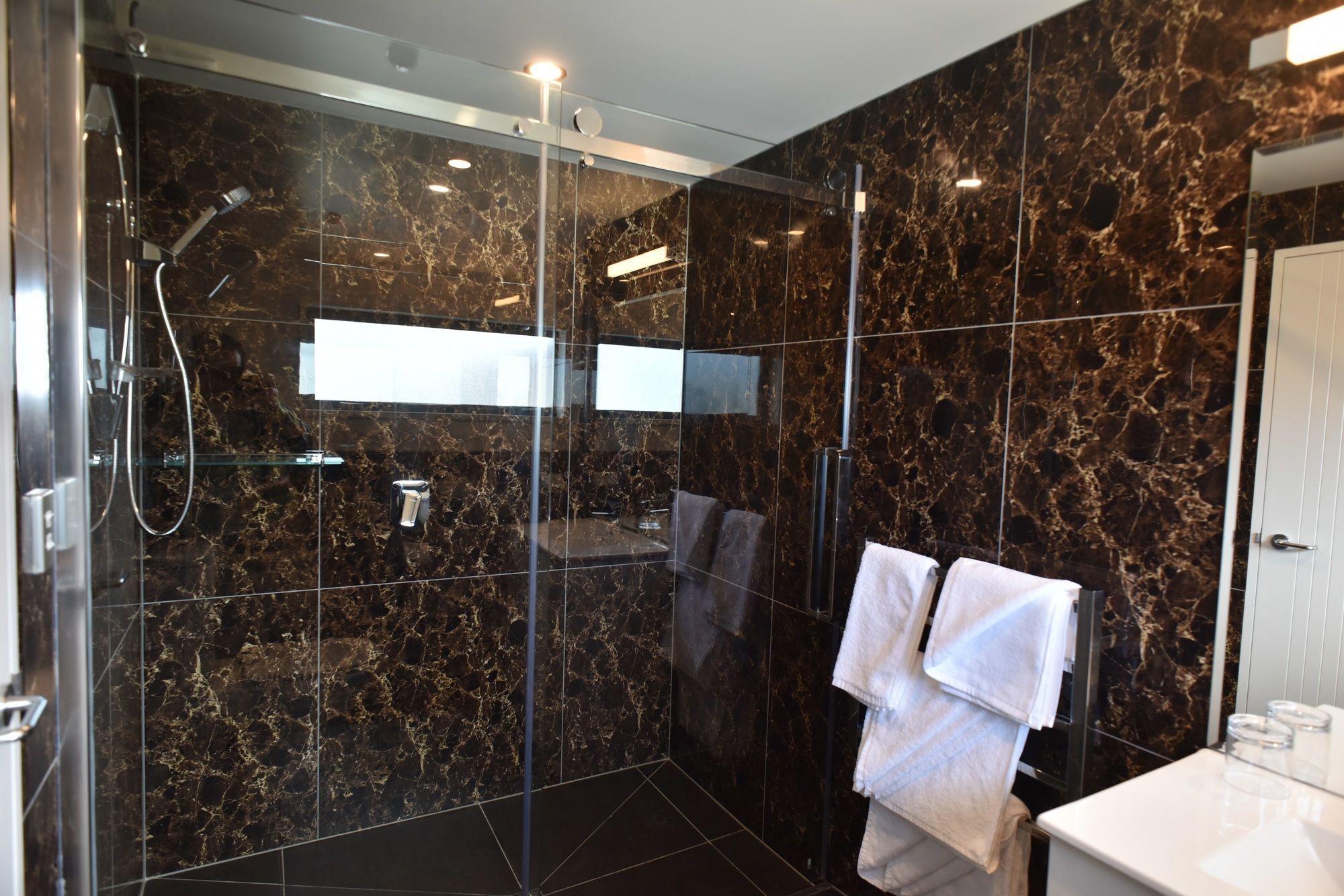 Bealey Plaza Motel Christchurch Eksteriør billede A shower with a sliding door